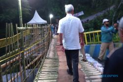 Gercep, Ganjar Cek Jembatan di Nglurah Tawangmangu yang Putus