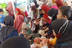 Bazar Pangan Murah Karanganyar Digelar, Warga Rebutan dengan ASN