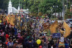 Digelar Bertepatan Hari Batik, Ini Potret Meriahnya Solo Batik Carnival XIII