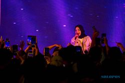 Lantunkan Lagu-Lagu Hits Dangdut, Damara De Meriahkan Solopos Youth Forum 2022