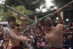 Tradisi Gebug Ende, Ritual Perang Meminta Hujan di Desa Adat Seraya Bali