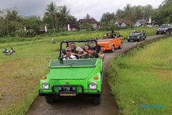 Potret Asyiknya Berwisata Naik Mobil Klasik Susuri Desa di Magelang
