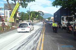 Kronologi Truk Pengangkut Cat Terguling di Boyolali hingga Bikin Jalan Licin