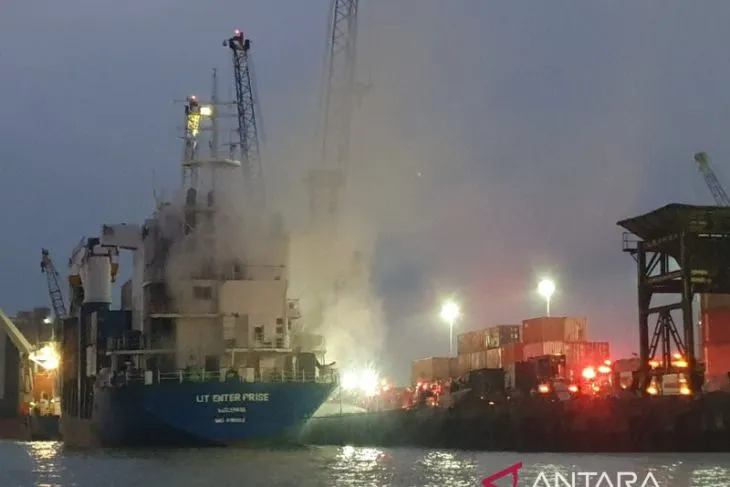 Kapal Kontainer dari NTT Terbakar saat Bersandar di Tanjung Perak Surabaya