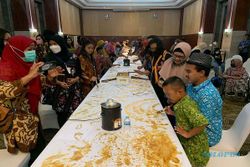 Peringati Hari Batik, Belasan Anak Difabel di Semarang Membatik Kain 20 Meter