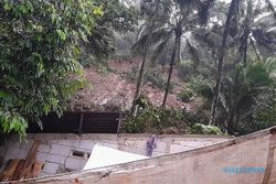 Banjir & Tanah Longsor Terjang Belasan Desa di Banyumas, Satu Rumah Tertimbun