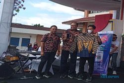 Tutup Event Solo Great Sale 2022, Gibran Beli Batik Lengan Panjang dari UMKM