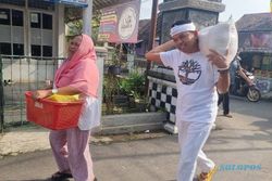 Tak Hadiri Sidang Cerai, Anggota DPR Dedi Mulyadi Panggul Beras untuk Warga