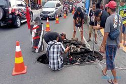 Sebelum Jatuh Korban, Sukarelawan Tambal Jalan di Ruas Wedi-Bayat Klaten