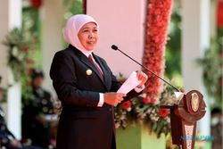 KPK Geledah Kantor Gubernur Jatim, Khofifah: Tak Ada Dokumen yang Dibawa