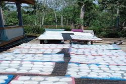 Kriuk! Ibu Rumah Tangga di Jumapolo Karanganyar Bikin Karak Sehat Tanpa Boraks