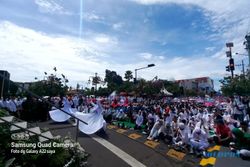 Selawat Bersama Gus Miftah, Puluhan Ribu Orang Putihkan Jl. Pahlawan Madiun