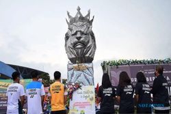Atlet Bulu Tangkis Indonesia Tabur Bunga di Patung Singa Stadion Kanjuruhan