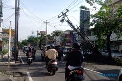 Tiang Listrik di Jl Yos Sudarso Dawung Solo Ambruk Diduga akibat Tertabrak Truk