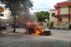 Mendadak Keluar Asap, Satu Unit Mobil Ludes Terbakar Saat Melaju di Klaten