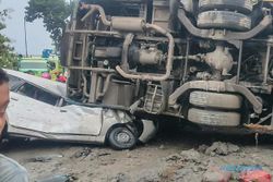 PMI Identifikasi 7 Korban Kecelakaan Bus Timpa Mobil di Sambungmacan Sragen