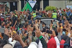 Jokowi Bagi Kaus, Ganjar Jalan Kaki, & Anies Baswedan dalam Pembukaan Muktamar