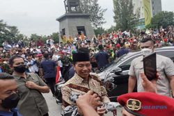 Emak-Emak Histeris Berebut Kaus yang Dibagikan Jokowi setelah Buka Muktamar