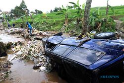 61 Rumah Rusak Berat dan 3 Mobil Hanyut Akibat Banjir di Banyuwangi