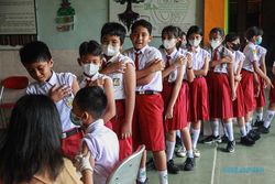 Potret Ekspresi Siswa SD Ikuti Bulan Imunisasi Anak Sekolah di Palangkaraya