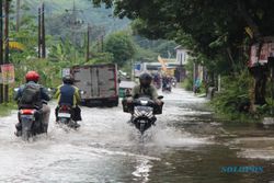 Klaten Bagian Selatan Kebanjiran, Bupati Ajak Warga Stop Buang Sampah di Sungai