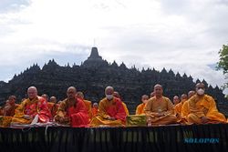 Biksu dan Umat Buddha dari 10 Negara Doa Bersama di Candi Borobudur