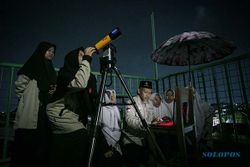 Amati Lewat Teleskop, Santri Ponpes Assalam Sukoharjo Nobar Gerhana Bulan