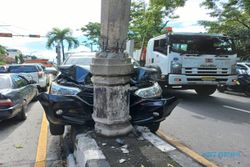 Sopir Kurang Konsentrasi, Mobil Tabrak Lampu di Median Jalan Depan Panti Waluyo