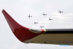 Atraksi Udara Jupiter Aerobatic Team Meriahkan Pameran Indo Defence 2022
