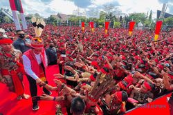 Jokowi Hadiri Temu Akbar dengan Ribuan Pasukan Merah TBBR di Pontianak