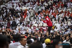 Momen Presiden Jokowi Bertemu Puluhan Ribu Sukarelawan di Stadion GBK Jakarta