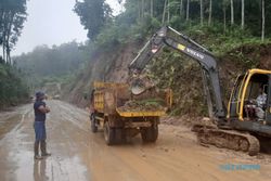 Berpotensi Terjadi Longsor Susulan, Jalan Lingkar Kota Wonogiri Masih Ditutup