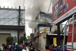 Butuh 2 Jam Padamkan Kebakaran Toko di Tipes Solo, Damkar Kesulitan Akses