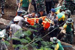 Tim SAR Gabungan Evakuasi Korban Tertimbun Longsor Akibat Gempa Cianjur