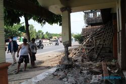 Truk Dump Seruduk Rumah di Tepi Jalan Solo-Jogja, Kaki dan Dahi Sopir Terluka