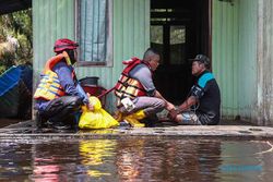 Cek Kesehatan Warga, Tim Medis Sisir Daerah Terisolir Akibat Banjir di Kalteng