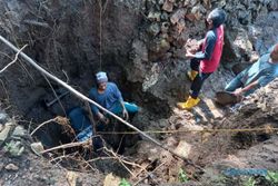 Cegah Banjir, Warga-Sukarelawan Bersihkan Mulut Luweng di Paranggupito Wonogiri