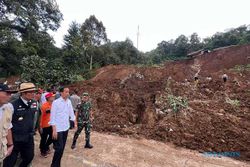Tinjau Lokasi Gempa Cianjur, Jokowi Instruksikan Evakuasi & Pencarian Korban