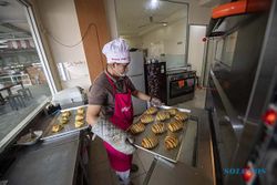 Latih Keterampilan, Lapas Perempuan Palembang Ajari WBP Membuat Roti