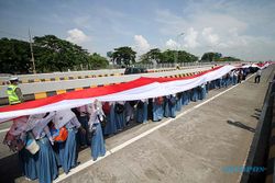 Rekor MURI, Bendera Merah Putih Sepanjang 3.219 Meter Dibentangkan di Suramadu