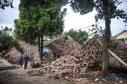 Momen Haru Ridwan Kamil Saat Hadiri Pemakaman Bocah Korban Gempa Cianjur