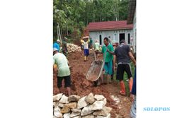 Warga Bumiharjo Wonogiri Bersihkan Material Longsor di Rumah Milik Eksodan Aceh
