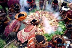 Garam Abu dan Tradisi Bakar Batu, Simbol Toleransi Khas Papua