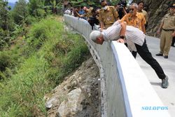 Cek Betonisasi Jalan dari Bankeu Provinsi di Kebumen, Ganjar Dibuat Sewot