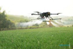 Keren, Pemkab Kediri Manfaatkan Drone untuk Bantu Petani Sebar Pupuk
