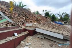 Gempa Cianjur, Jalan Cipanas-Cianjur Tertutup Tanah Longsor dan Pohon Tumbang