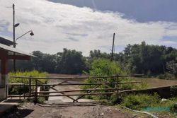 Jembatan Sasak Kampung Beton Solo Ditutup Permanen, Jalan Masuk Dibarikade