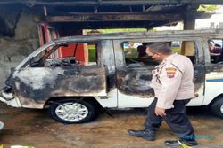 Diduga Korsleting, Mobil Warga Kauman Kidul Salatiga Hangus Terbakar