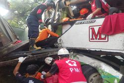 Bus Berpenumpang 20 Orang Tabrak Truk di Bantul, 1 Meninggal & 2 Orang Terluka