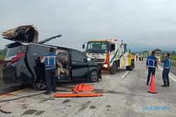 Toyota Alphard Seruduk Truk di Tol Semarang-Solo, 2 Warga Klaten Meninggal